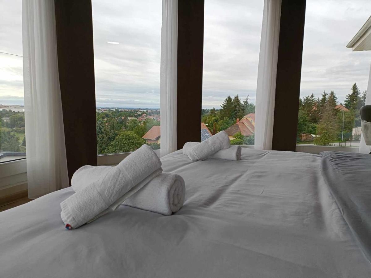 West Panorama Penthouse - Apartment With A Fantastic View Of The City Сомбатгей Екстер'єр фото