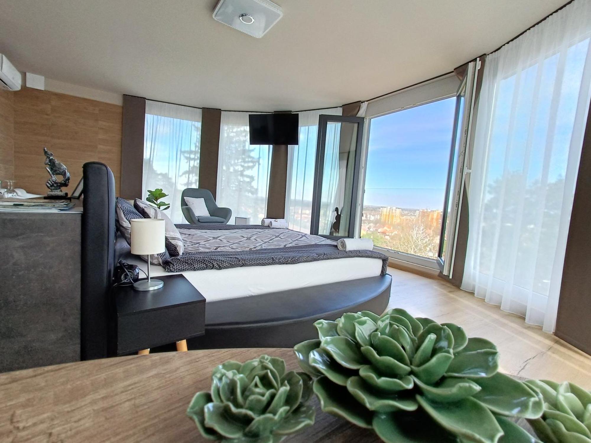 West Panorama Penthouse - Apartment With A Fantastic View Of The City Сомбатгей Екстер'єр фото